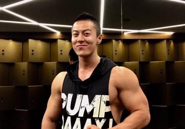 陈冠希练出一身肌肉后完全不输欧美