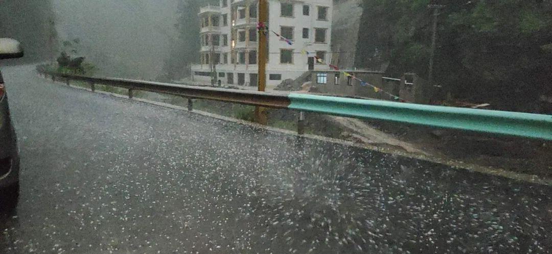 "雨势"越来越大,还夹杂着冰雹,冰雹打在车辆的挡风玻璃上"啪啪"作响