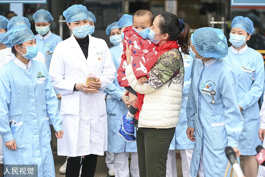 2月8日,广州,一名新冠肺炎患者出院,与两岁的儿子团聚.