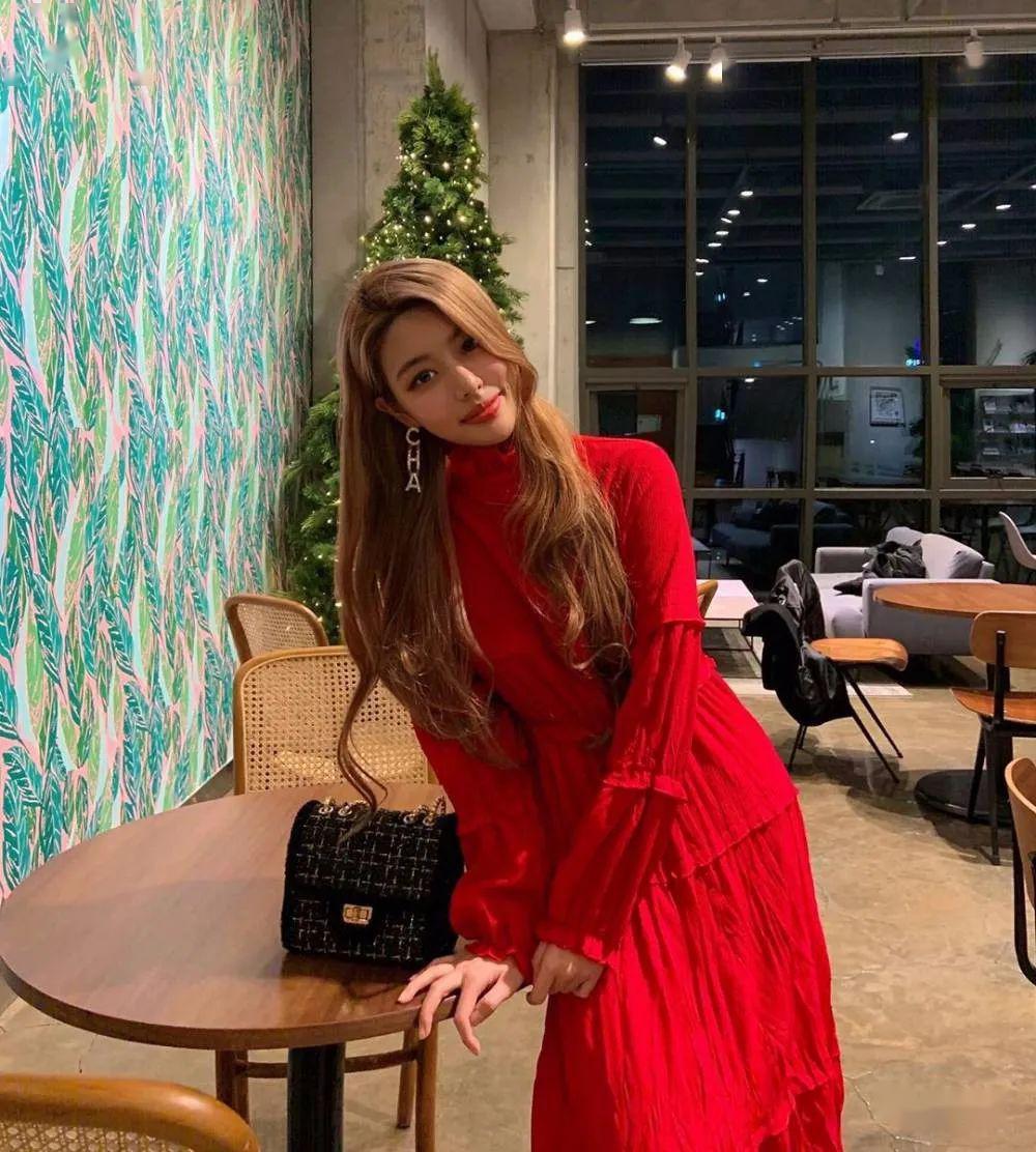 花絮 韩国女神晒美照,为利物浦加油_郑宥娜