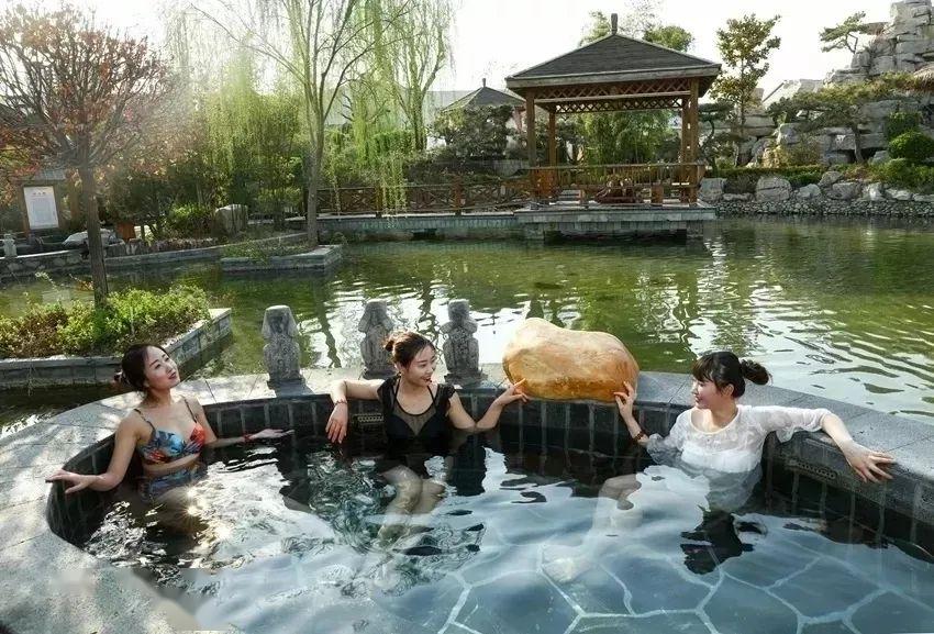 回归自然,享受天然,来揽翠湖享园林式露天温泉!更有私密汤屋温馨陪伴!