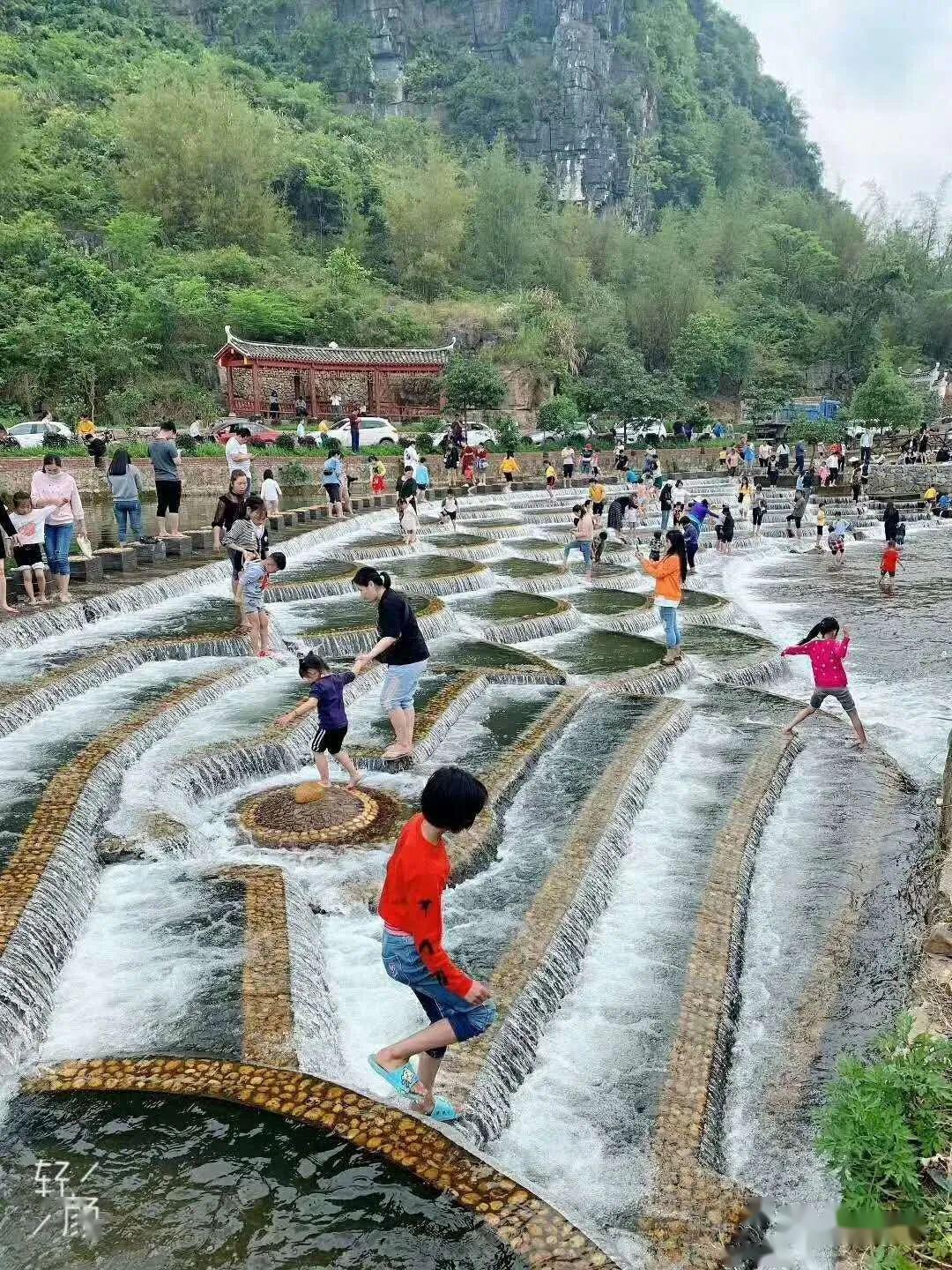 这个吸引大批游客的景点叫鱼鳞坝