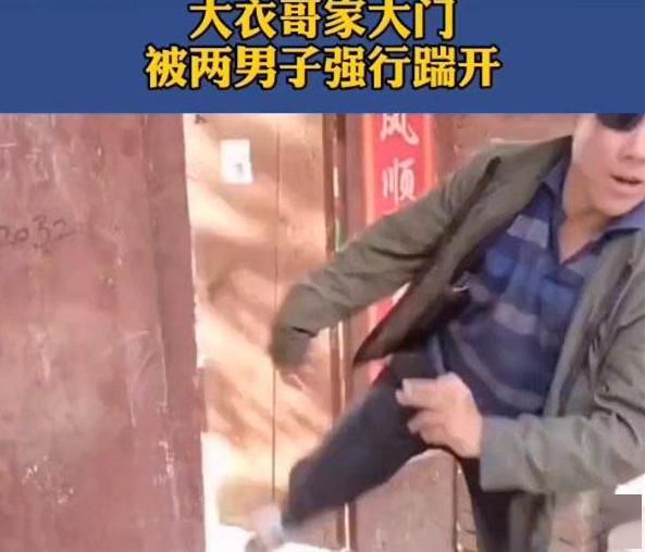 活该脚踹朱之文家大门的两滋事村民被抓捕并得到了制裁