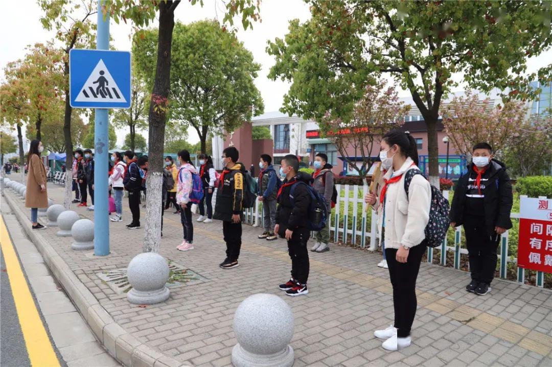 学生有序排队放学