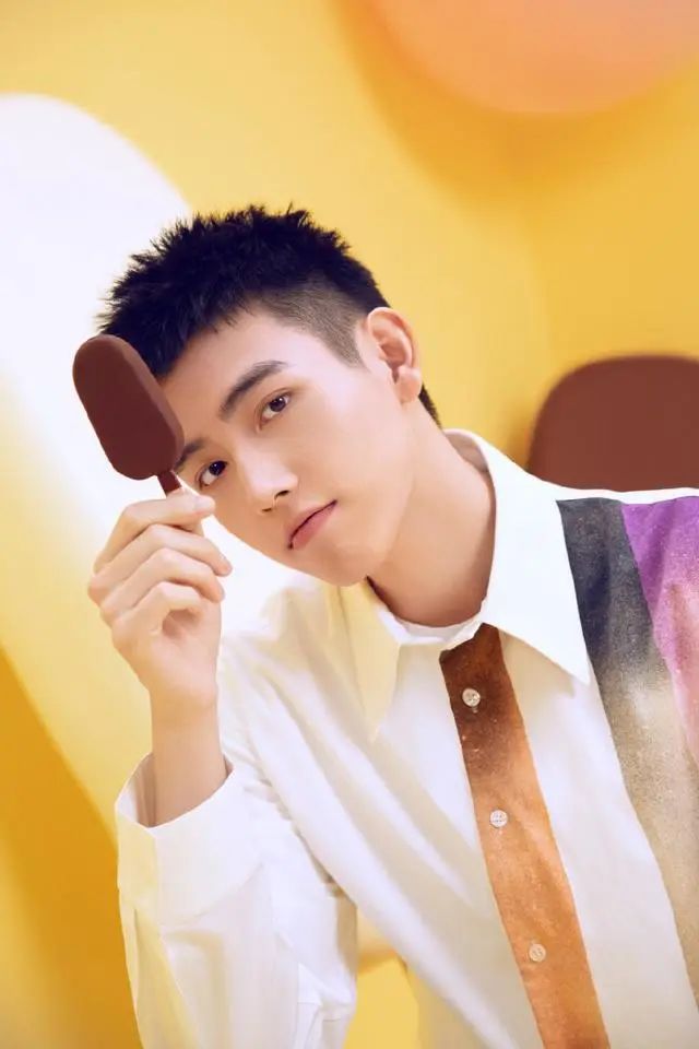 邻家男孩陈飞宇气质清爽，衬衫牛仔裤很青春，长腿男神谁不喜欢