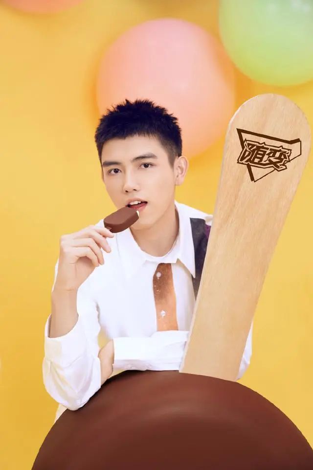 邻家男孩陈飞宇气质清爽，衬衫牛仔裤很青春，长腿男神谁不喜欢