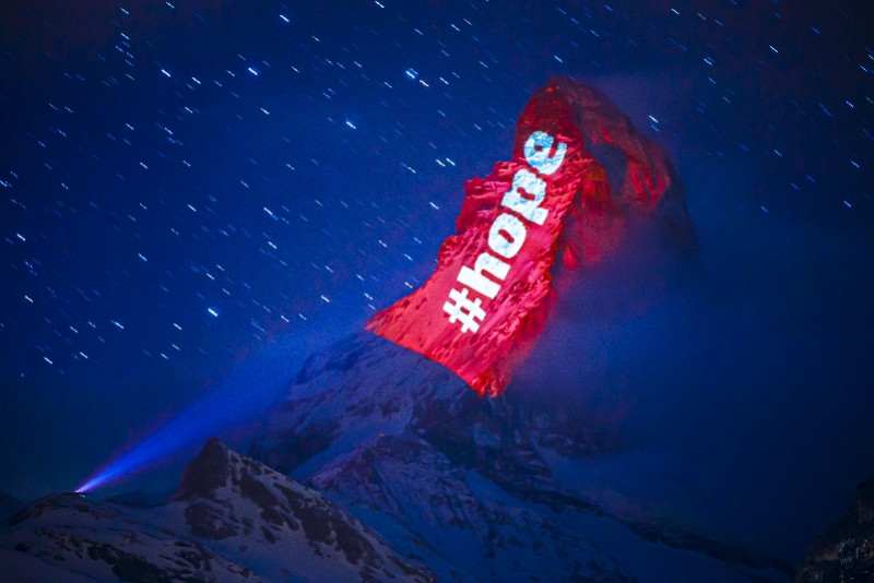 震撼一幕！瑞士疫情過拐點，五星紅旗「印」上馬特洪峰 國際 第3張