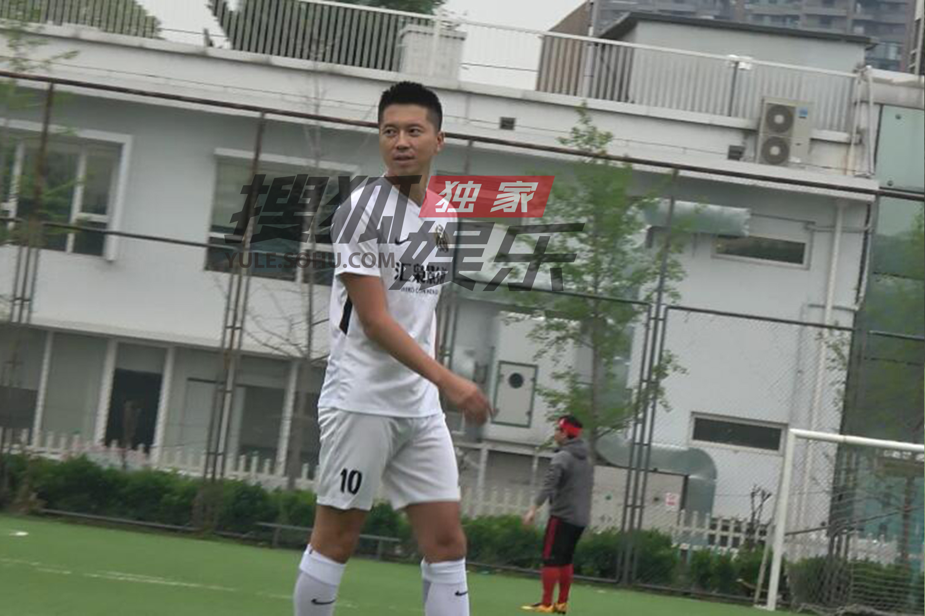 独家:王雷踢足球!身材高大球场风驰电掣