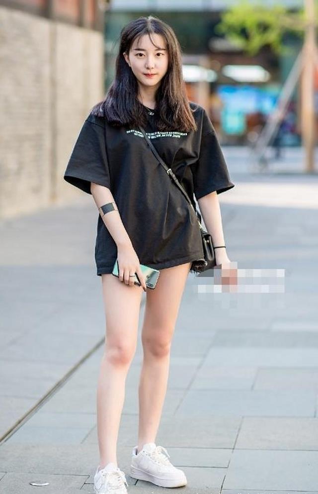 原创路人街拍,小姐姐身材高挑靓丽,蓝色的西装搭配百褶裙美丽出众