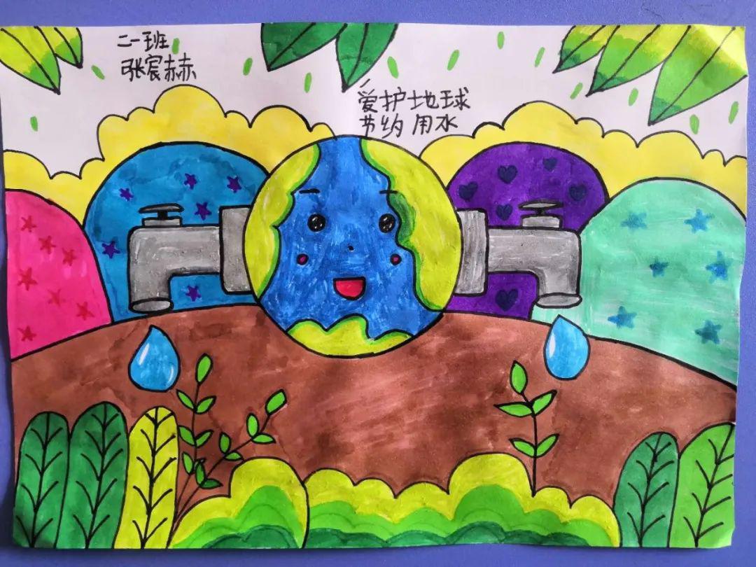 各班学生以"珍爱地球 人与自然和谐共生"为主题,有的画儿童画,有的办