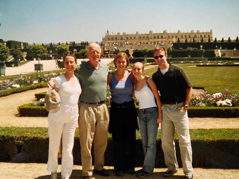 不要孤独死去!美国老人患新冠肺炎,与子女通