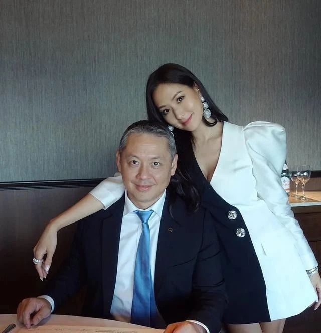 台湾第一名媛千金约会奔驰男，拎14万名牌露大长