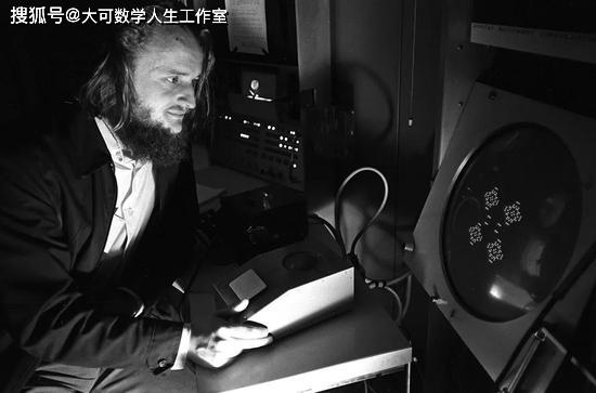 格。1974年，康威在玩生命游戏。| 图片来源：kelvin brodie / the sun ne