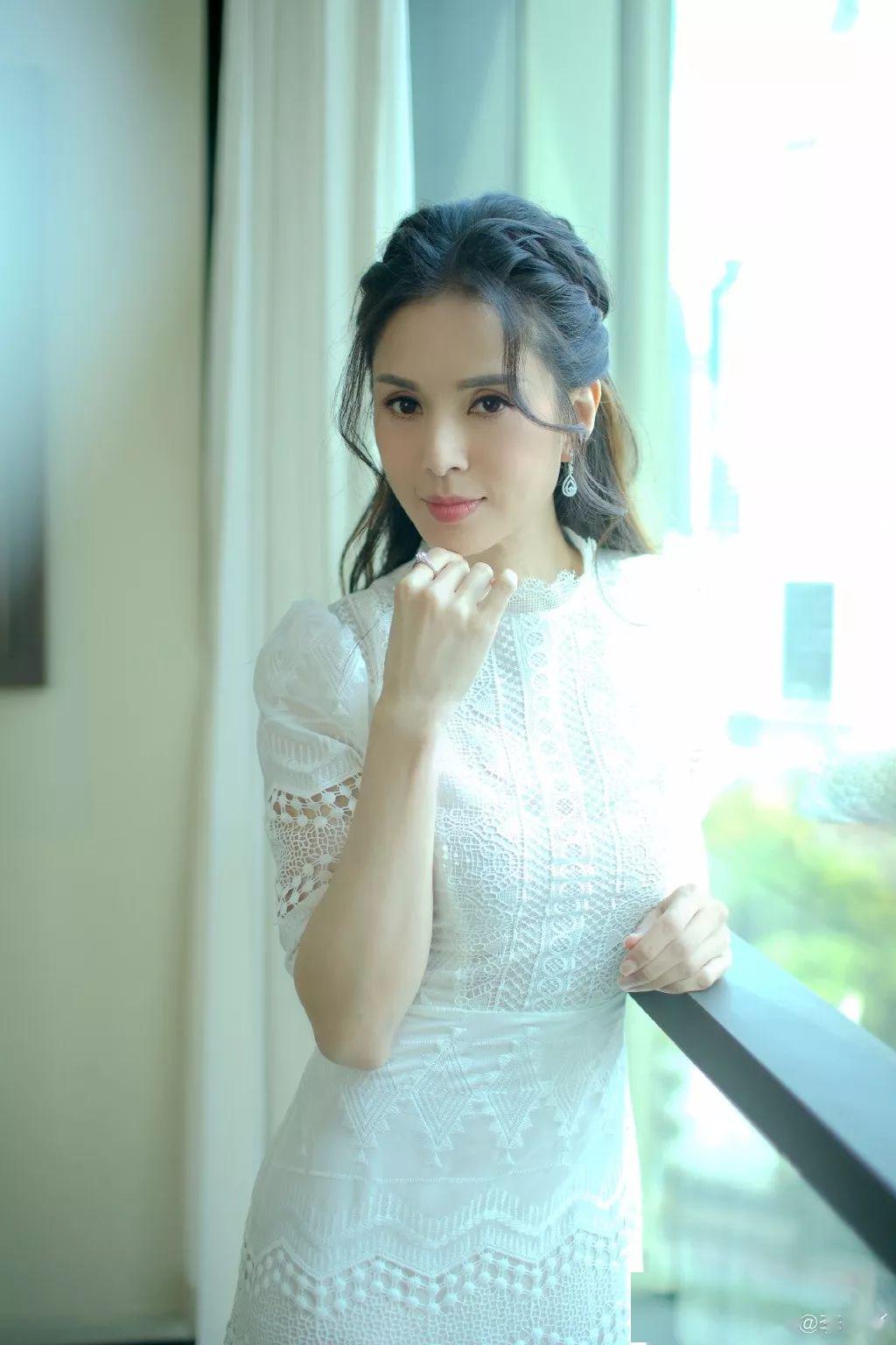 52岁李若彤身材似25岁女孩!美照刷屏,马甲线抢眼!