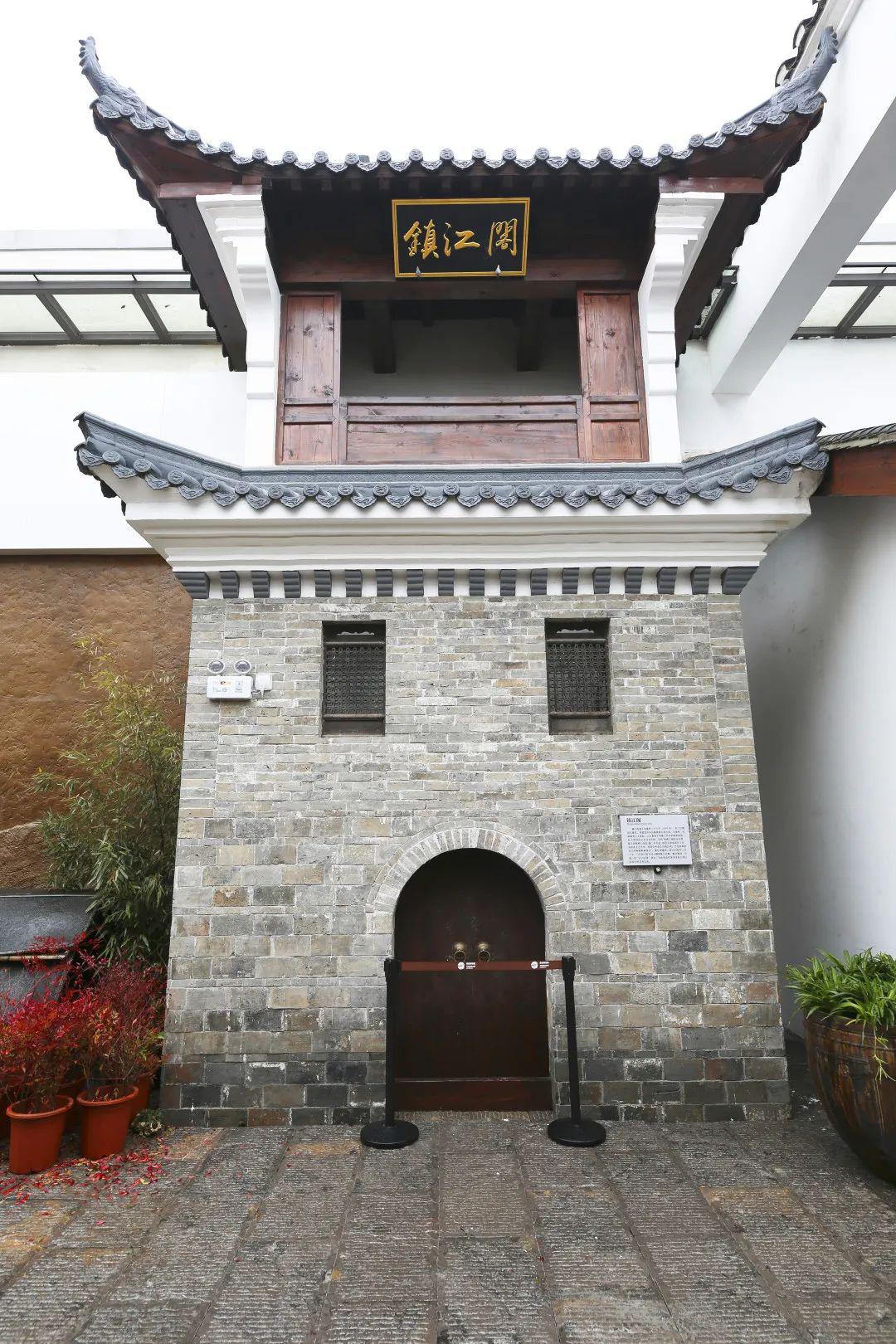 镇江阁镇江阁始建于清康熙三十八年(1699年,为一个坐西朝东,背依长江