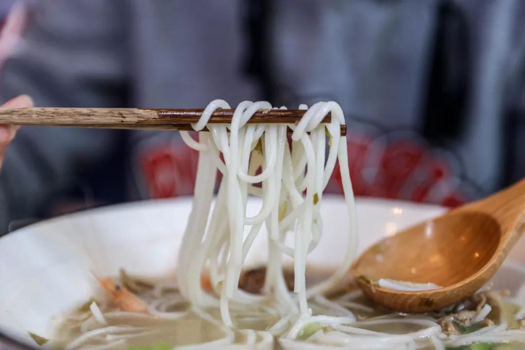 这碗宁海海鲜面光汤底就要熬十几个小时,几十种新鲜食材随意加