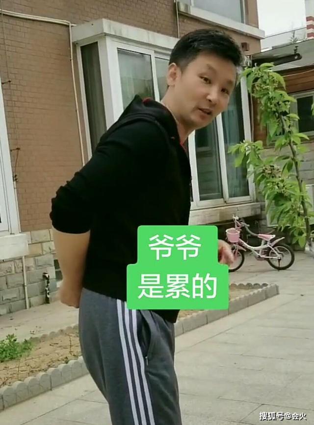 歌唱家刘和刚豪宅曝光，二层楼还自带院子，爸爸却在小区看大门？_战扬