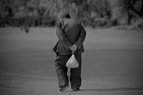 是谁哪怕我们也成为了老人，但却一直把我们当成孩子的？是我们的母亲！她老了，步履蹒跚起来了，话语絮叨起