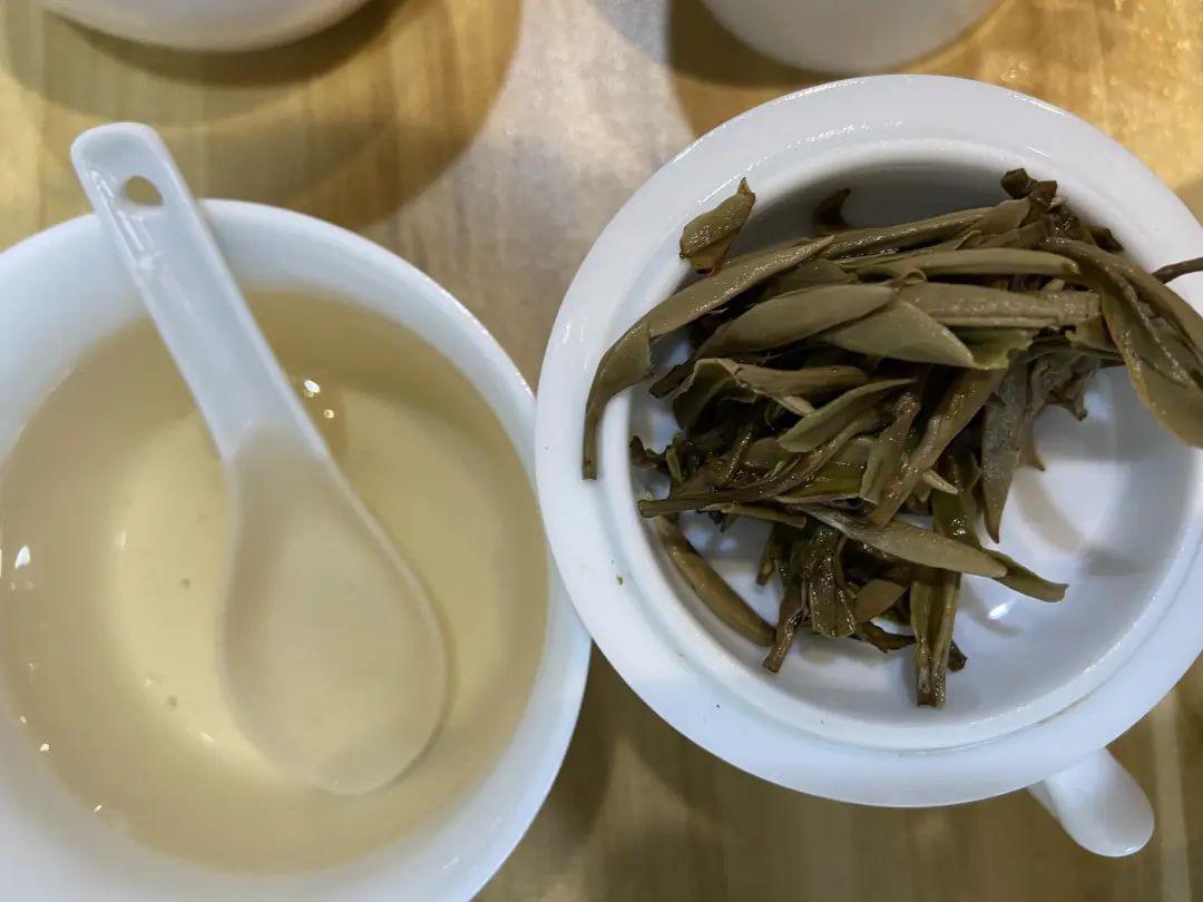 2015年牡丹王绿茶味,茶汤青麻青涩,萎凋不到位2019年牡丹略带冰糖甜