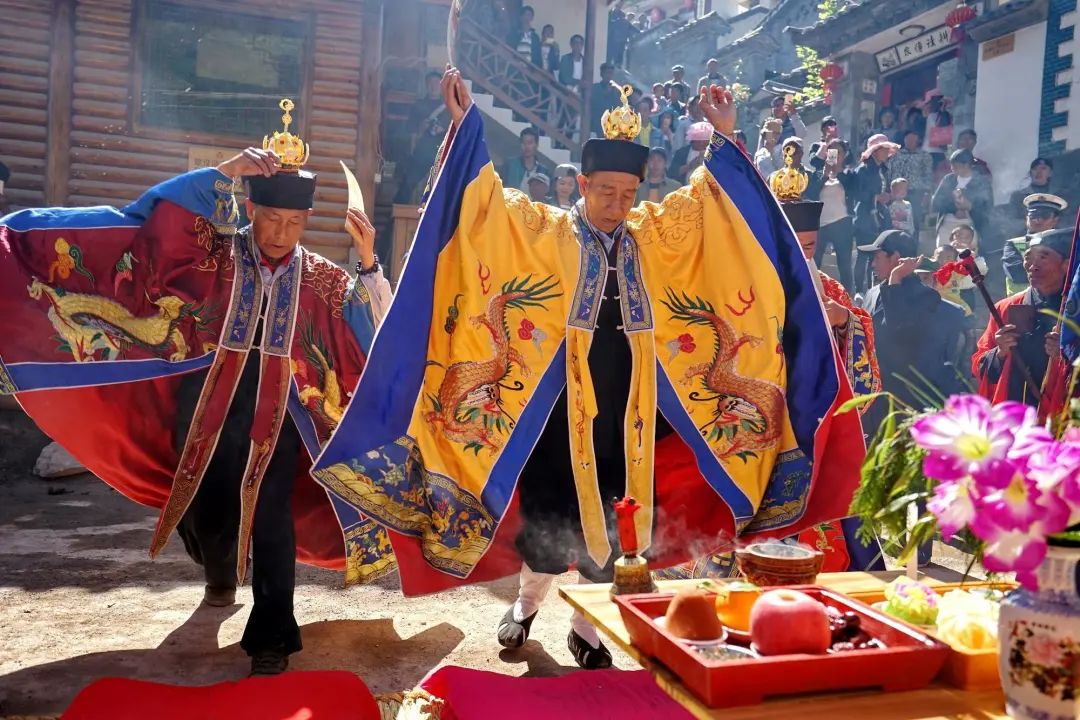 都要举行苗族祭祀仪式,祭天地,祭祖先,祭神灵,祭英雄.