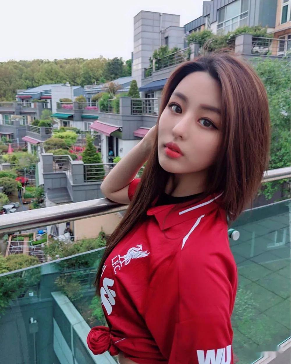 花絮 韩国女神晒美照,为利物浦加油_郑宥娜
