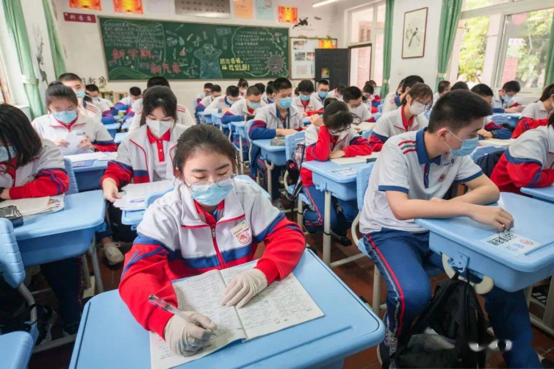 厦门3.8万名初三学生上午开学!入校,就餐,上课是这样的.