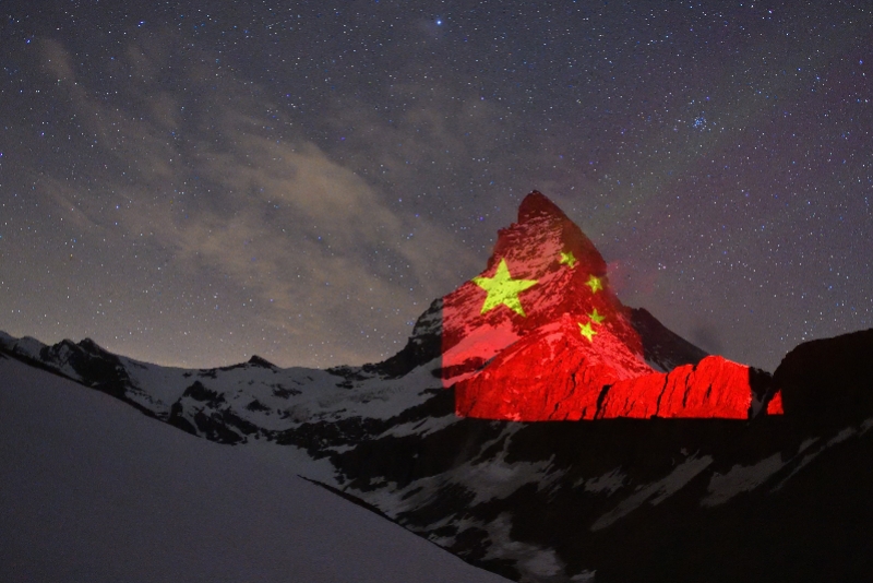 震撼一幕！瑞士疫情過拐點，五星紅旗「印」上馬特洪峰 國際 第1張