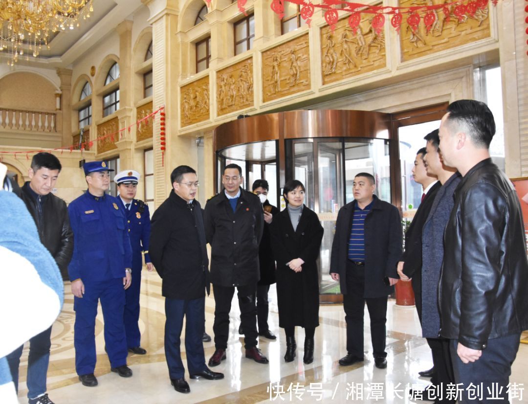 1月23日春节前夕,湘潭市岳塘区委副书记,区长陈爱民带队深入辖区重点