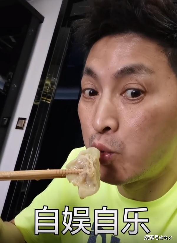 60岁展昭近照被赞像30岁，退圈经商后身家上亿，