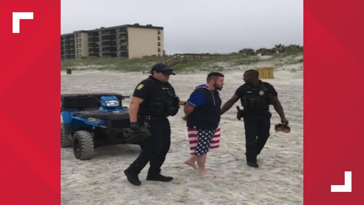 美國警方在海灘檢查社交隔離，意外抓獲被通緝殺人犯 國際 第1張
