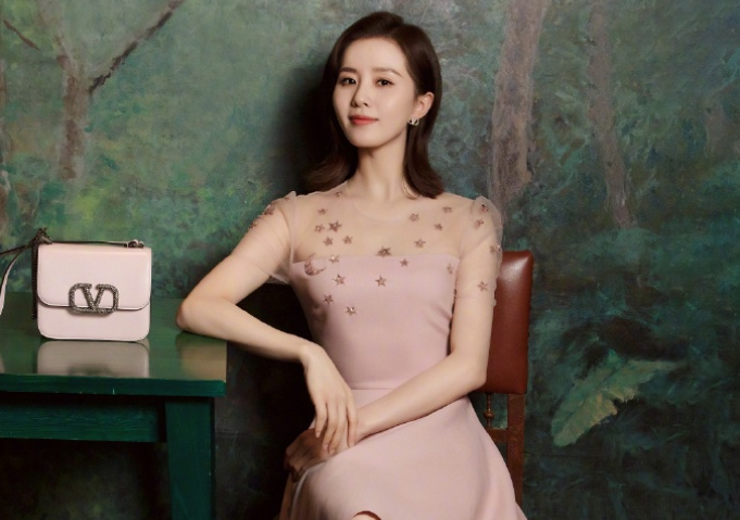 原创刘诗诗复工后人气有多高?晒出一张撸狗照,超过20万网友为她点赞