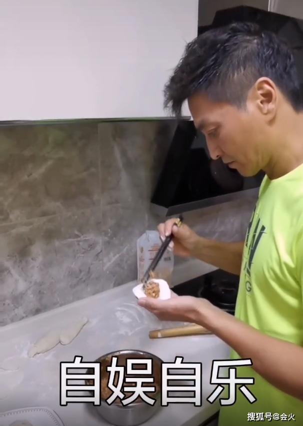 60岁展昭近照被赞像30岁，退圈经商后身家上亿，