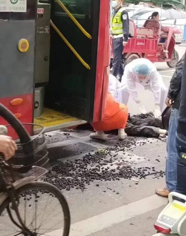 资阳一男子被卷入公交车车底,现场太惊险