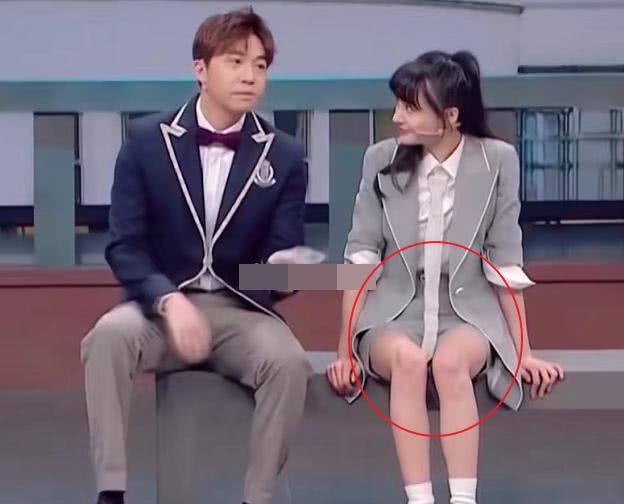 女星穿短裤拍照不方便？别人都用手来遮挡，只