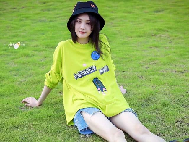 女星穿短裤拍照不方便？别人都用手来遮挡，只