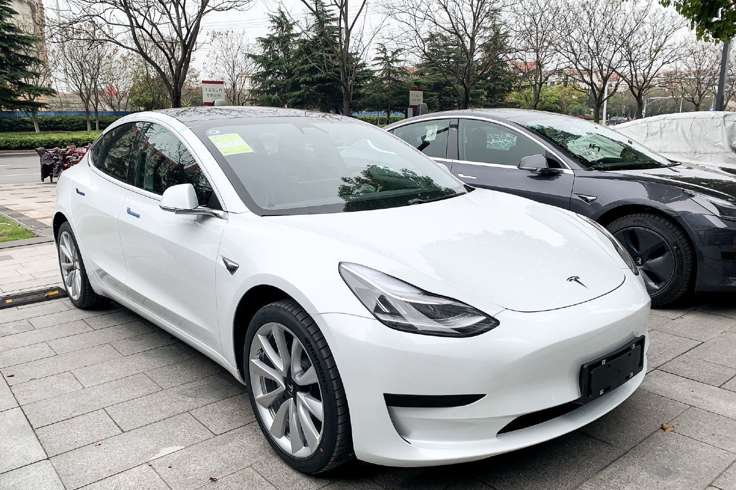 原创                 厉害了,网友送礼model3,白色车身很迷人