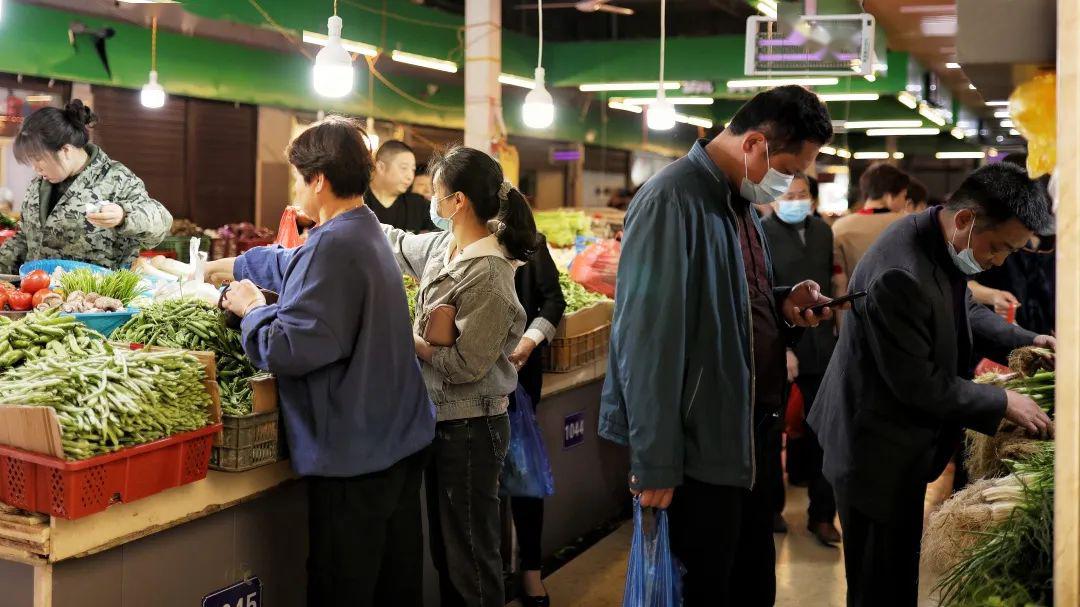 早晨的菜市场又充斥了讨价还价