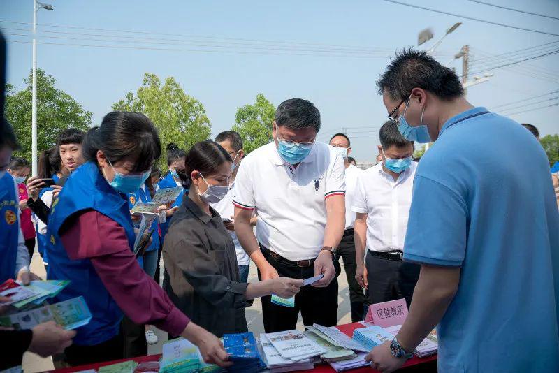 虹作街道党工委书记高思发,街道办事处主任肖植锐,党工委副书记方梦雄