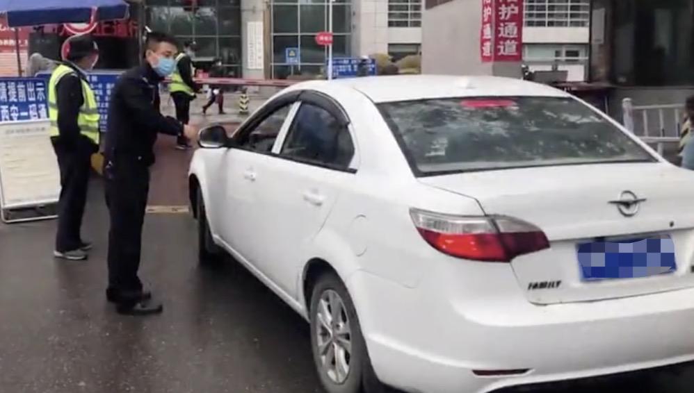 车子违停在路边,交警却在罚单上写:“不罚,