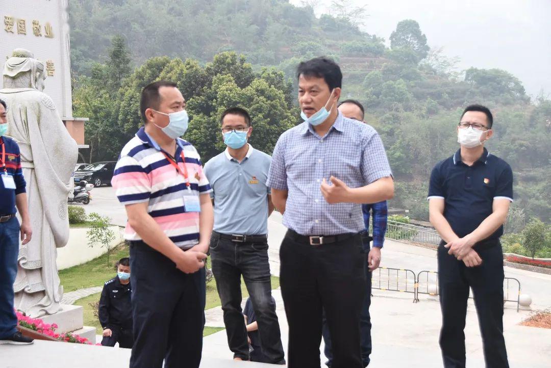 县政府副县长丁建铭带队到安溪五中检查初三复学准备工作