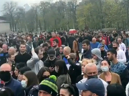 俄羅斯上千人抗議「居家隔離」： 顧不上保持「社交距離」，還有不少人未戴口罩 國際 第1張
