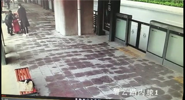 孕妇脚下打滑场面惊心，关键时候路人及时出手