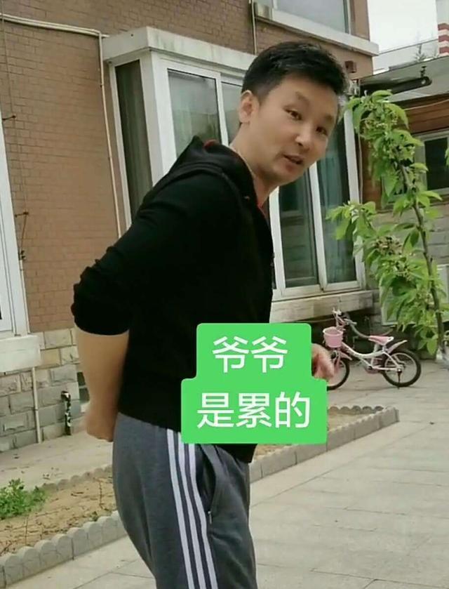 刘和刚近况曝光，住自建小楼装修典雅，头发花