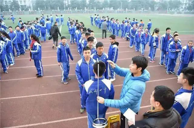 [个子]动不动就1米8，这4个因素告诉你原因为什么现在的孩子个子高
