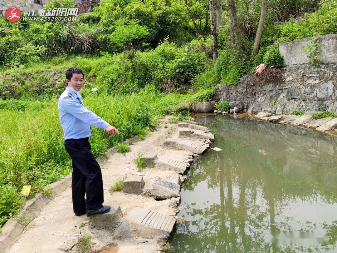 上岸后,孙宪武顾不上自己,连声安慰落水孩子.