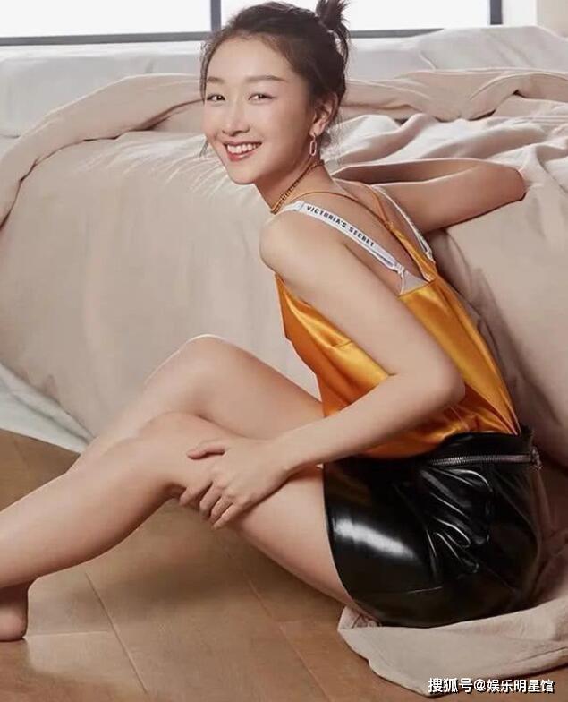 周冬雨代言维密 穿吊带上衣展示完美背部线条