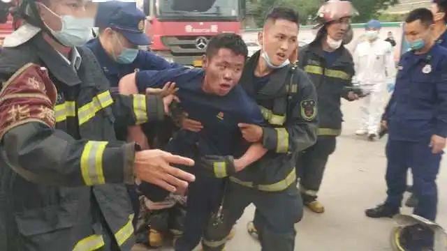 突发大火消防员援救被困5人这两张照片让人心疼