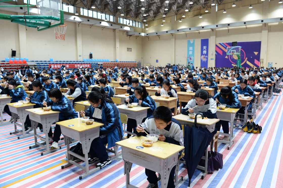 长沙一中学体育馆改食堂,学生就餐吃出考试的感觉 长沙一中学体育馆改食堂,学生就餐吃出考试的感觉