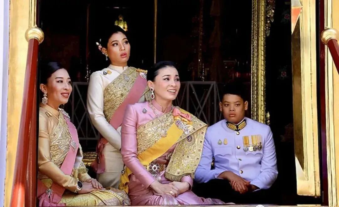 泰国国王几个老婆排行榜 3aec1e5617b343c68a035779ceda7a7e.jpeg