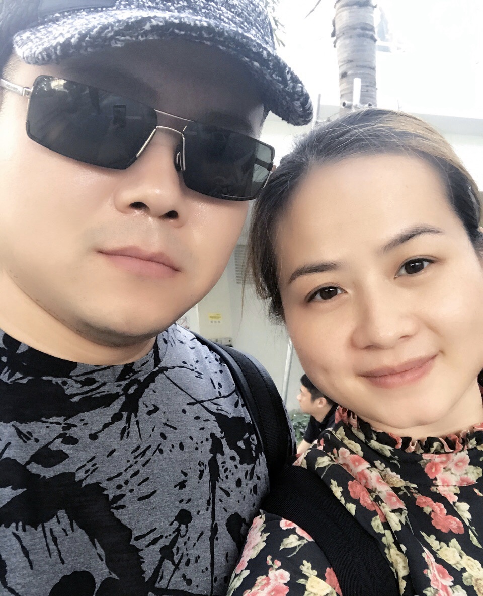 岳云鹏和老婆现身机场老婆郑敏婚后直线发福身材媲美小岳岳